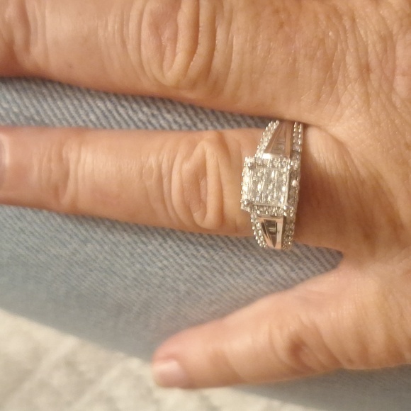 BEAUTIFUL 10K WHITE GOLD SQUARE DIAMOND CLUSTER ENGAGEMENT RING - Picture 6 of 15
